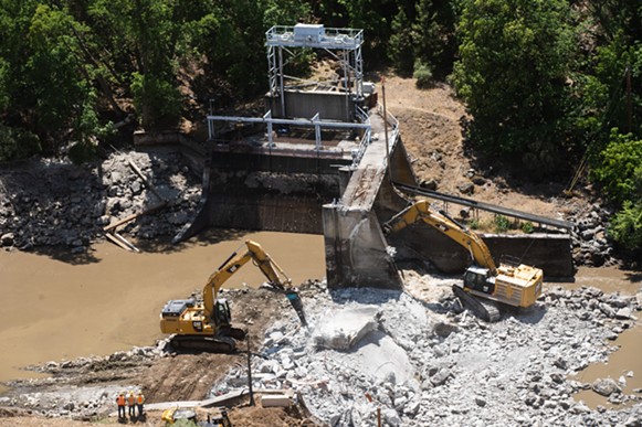 Crews work to remove the Copco 2 dam. - KLAMATH RIVER RENEWAL CORPORATION